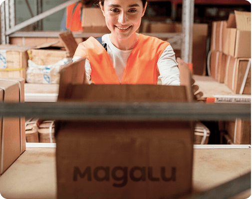 Pessoa empacotando produtos Magalu